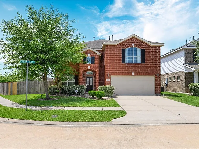 Huge corner lot, plenty of extra road-side parking spaces