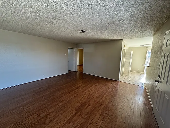 311 W Pontiac Dr — Photo 3