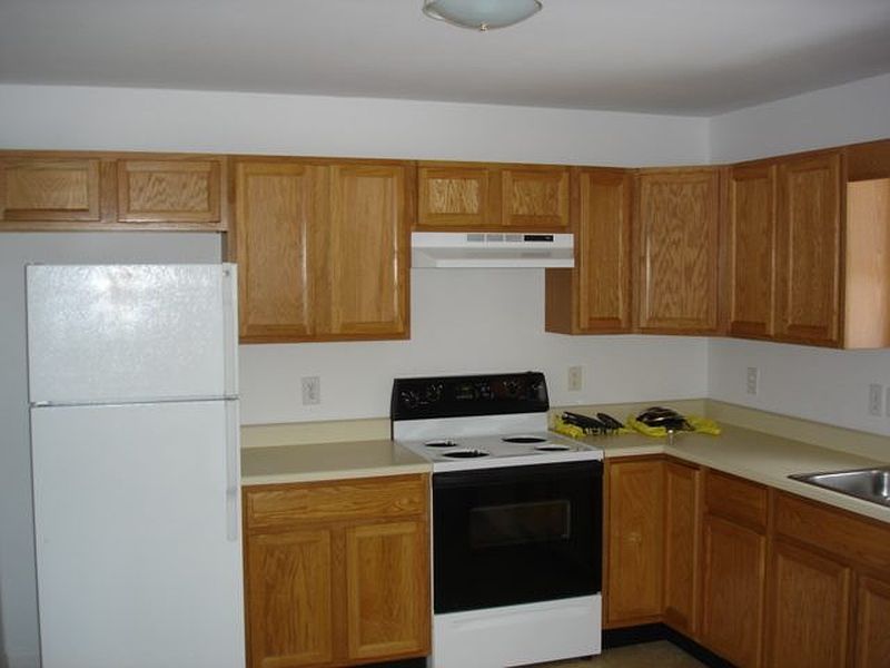 3rd image of 661 E CORBIN HILL Road