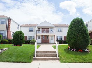 6825 Cloverdale Ln #127, Oakland Gardens, NY 11364