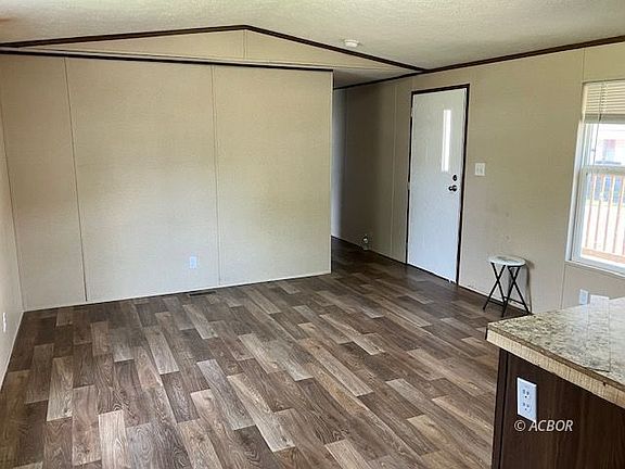 5th image of 923 S 3rd Ave