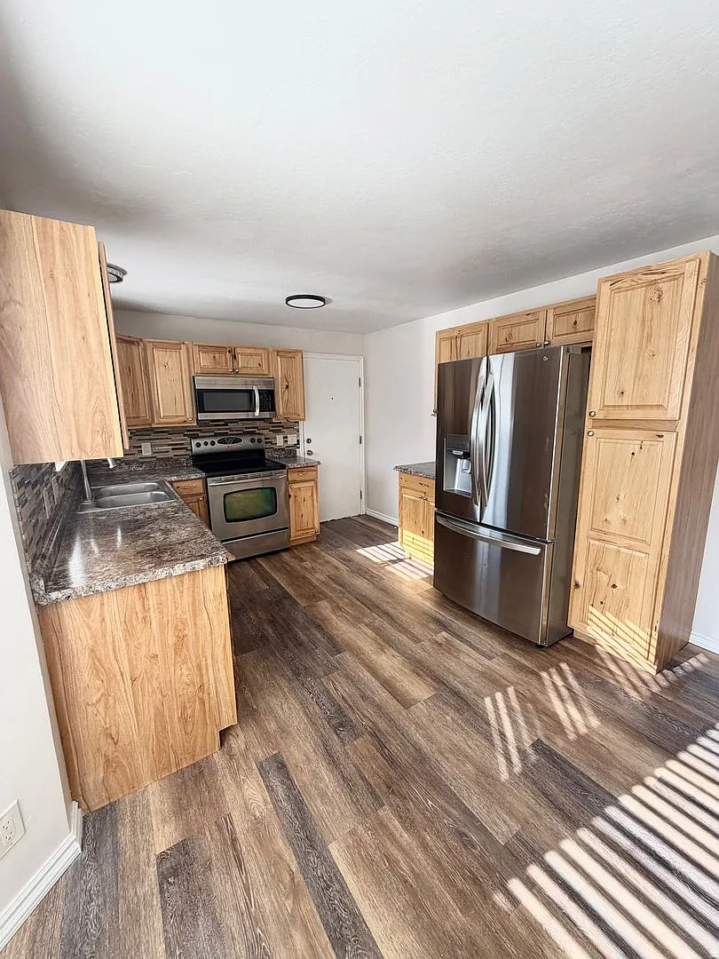 Spacious 2-Bedroom Upstairs Unit in Sandy — Photo 4