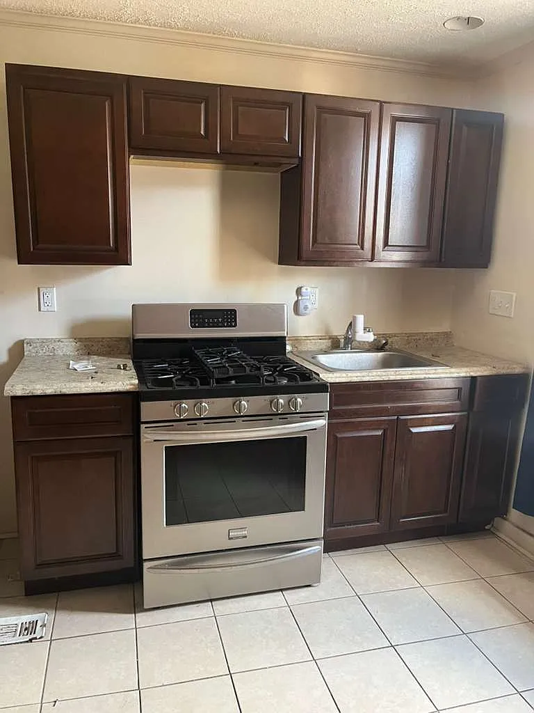 3 bed, 900 sqft, $1,550 — Photo 2