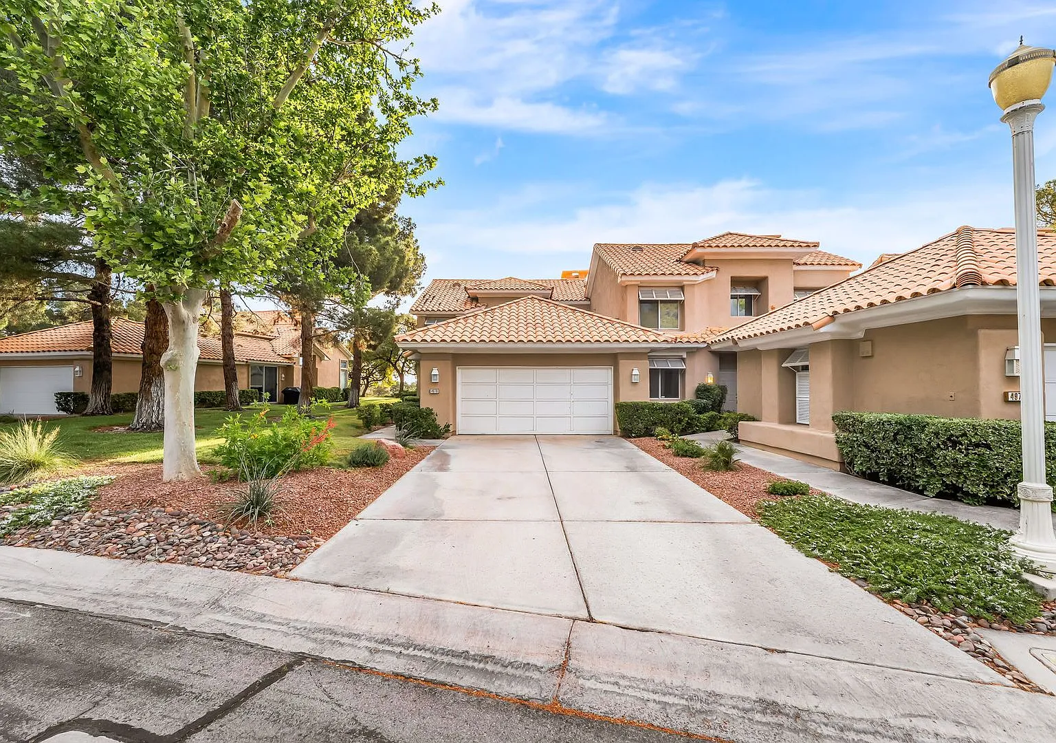 Charming Guard-Gated Southwest Las Vegas Townhome with Fireplace & Golf Course Views! — Photo 2