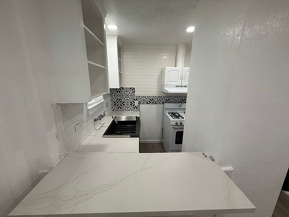 2nd image of 906 H St #B