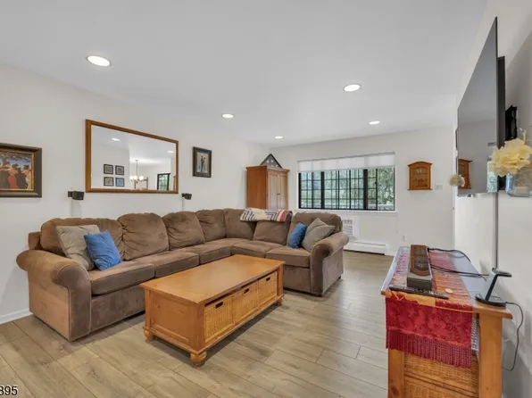14 Foxwood Dr #E, Morris Plains Boro, NJ 07950