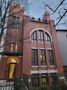 3037 N Kenmore Ave APT 1, Chicago, IL, 60657