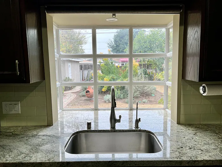 Gorgeous bay window and view to landscaped back yard /drinking water filtration system
