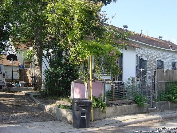 4th image of 2303 N Flores St