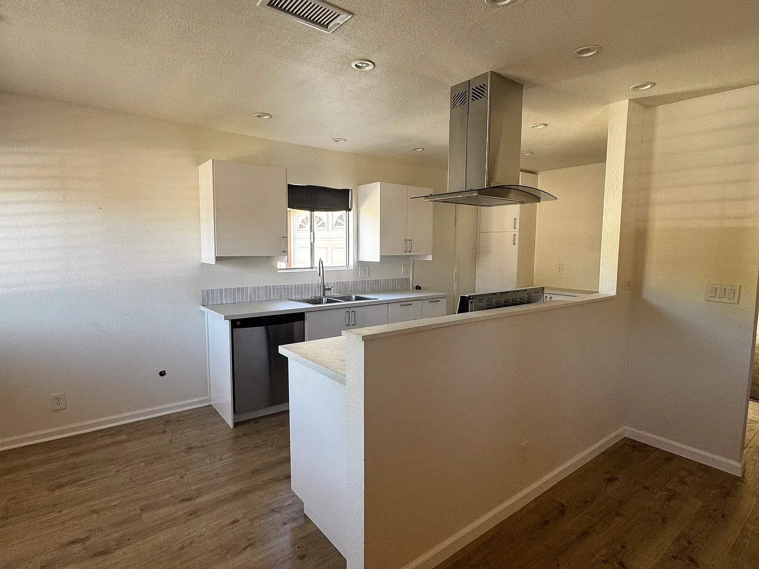 2 bed, 1000 sqft, $3,280 — Photo 4