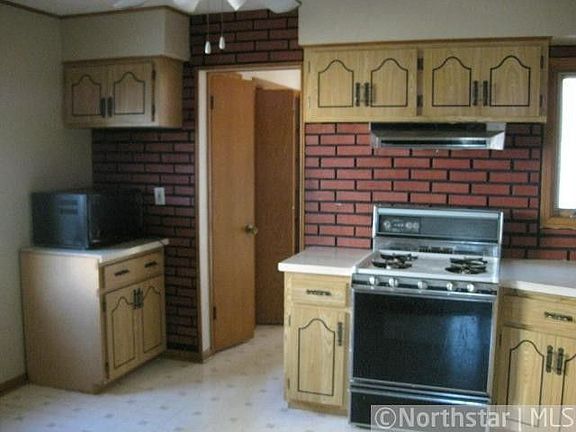 3rd image of 236 Poplar St E
