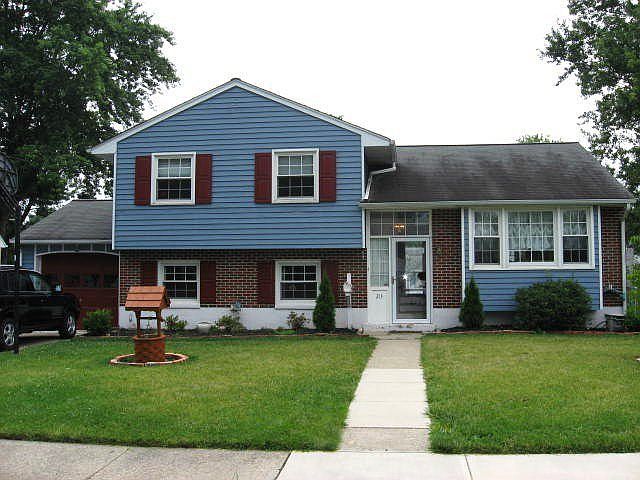 Front w/newer vinyl windows