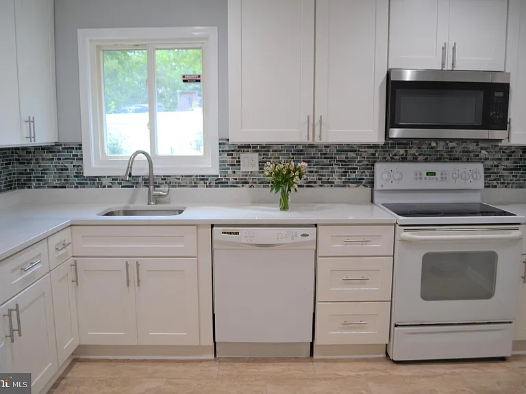 3809 Whispering Ln — Photo 1
