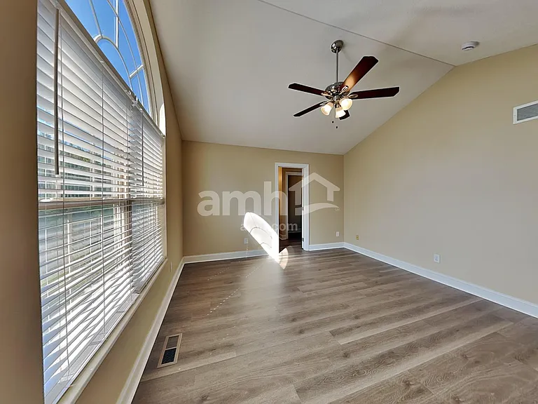 516 Longview St — Photo 10
