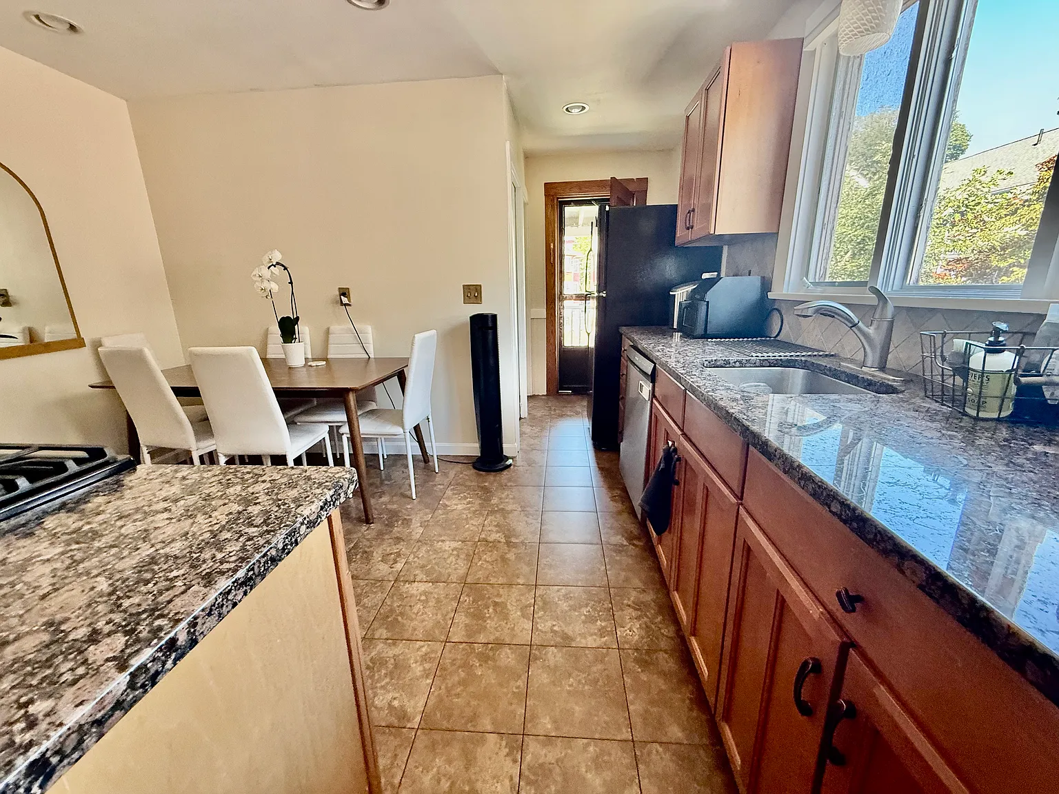 4 bed, $5,600 — Photo 1
