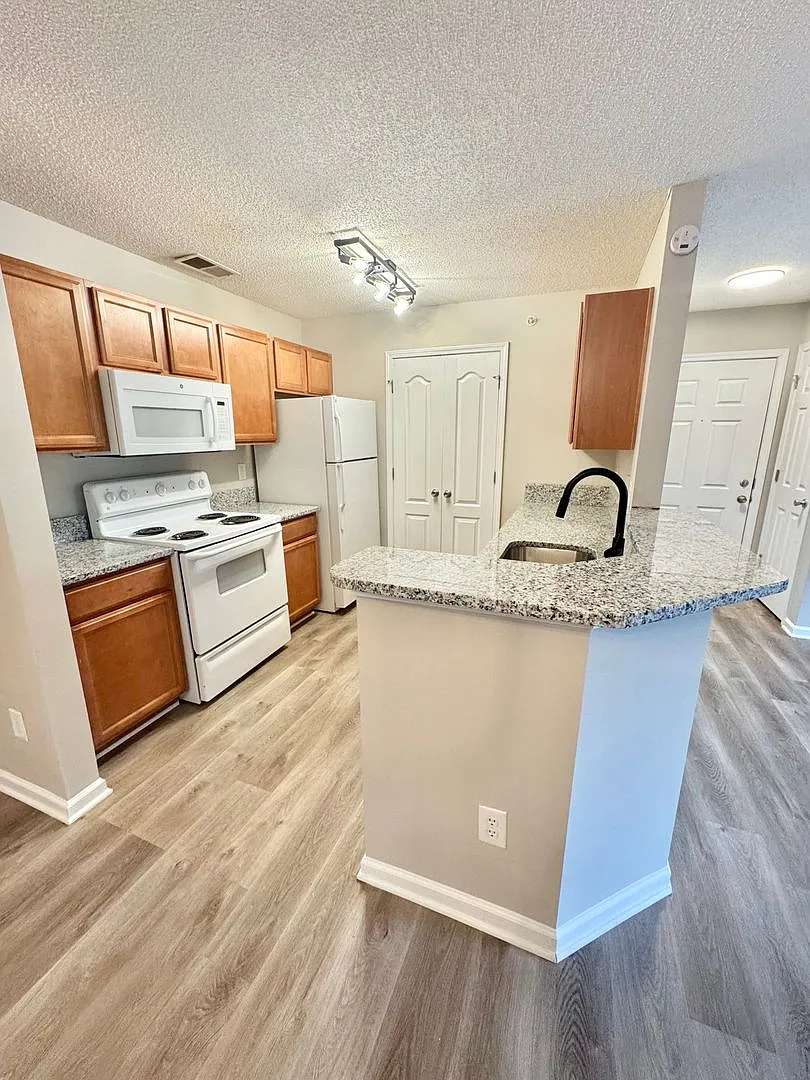 Lakeview Apartments — Photo 4
