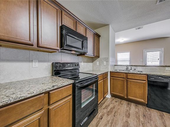 3rd image of 2897 Castlebend Dr