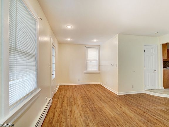 4th image of 71 Honiss St