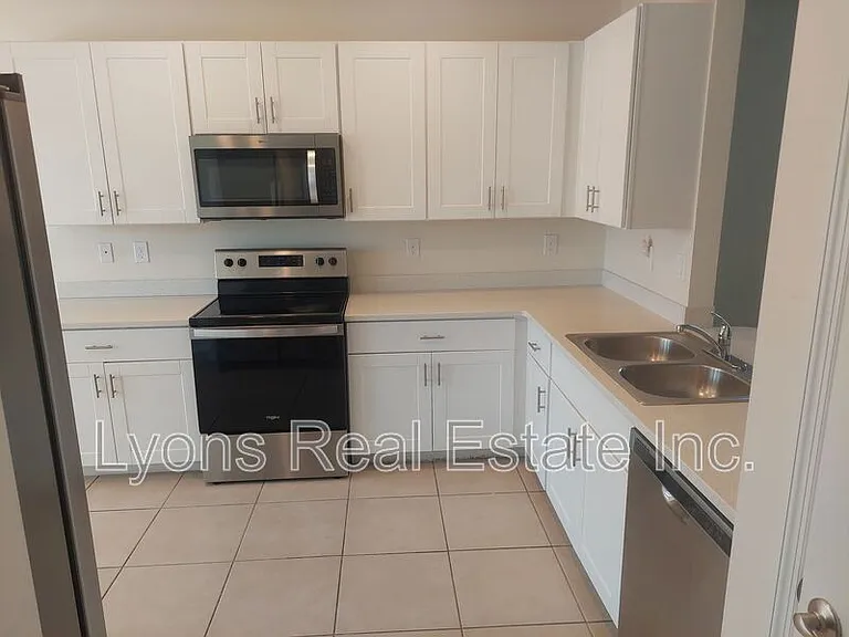 326 SW 24th Pl — Photo 5