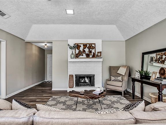 3rd image of 1203 Charles Ct
