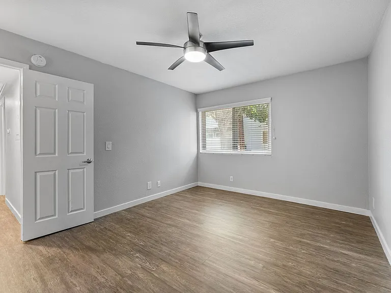 Park Plaza Apartments — Photo 13