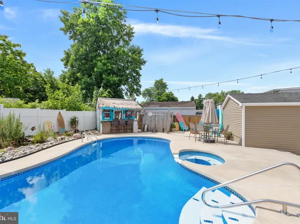 16 S Walnut Cir, West Berlin, NJ 08091