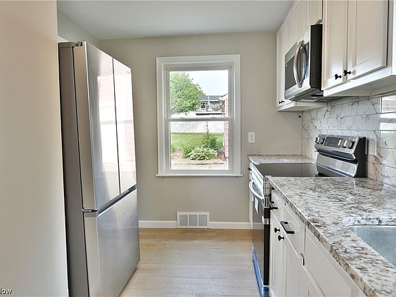 2nd image of 863 Lawrence Ave