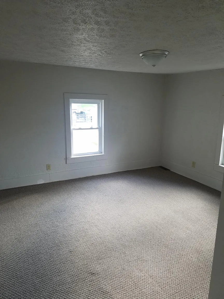 143 Plum St photo 1