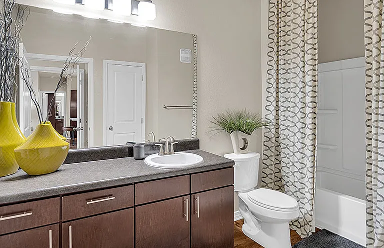 Retreat at Fremaux Town Center Apartments — Photo 15