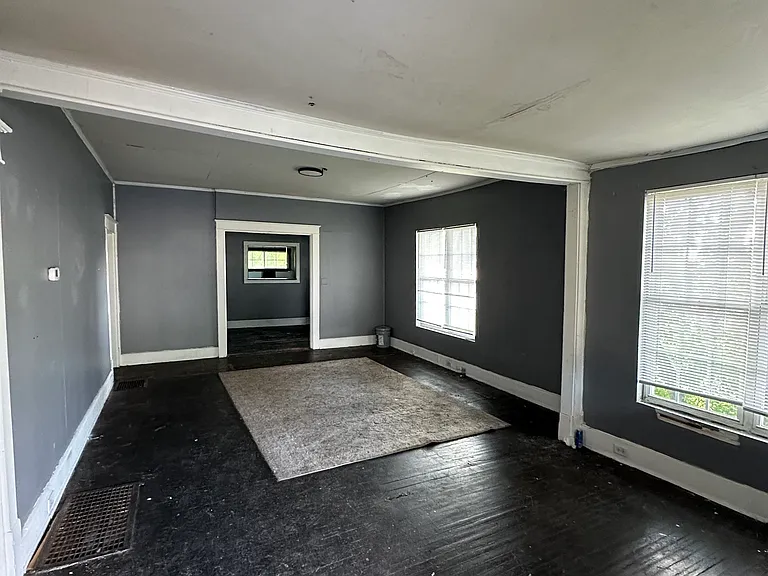 910 Lafayette Rd — Photo 3