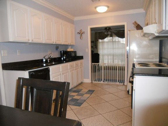 Spacious kitchen w/ granite counters