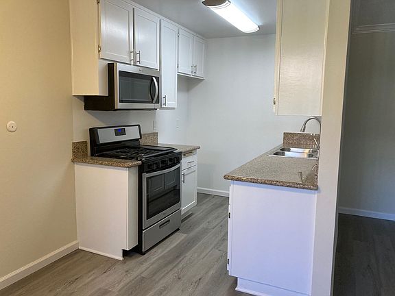 3rd image of 13930 Burbank Blvd APT 111