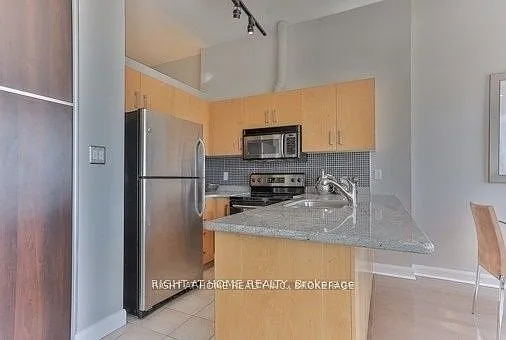 700 King St W #813 — Photo 7