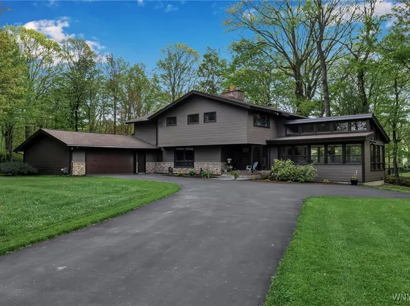 6 Lennys Ln, Orchard Park, NY 14127