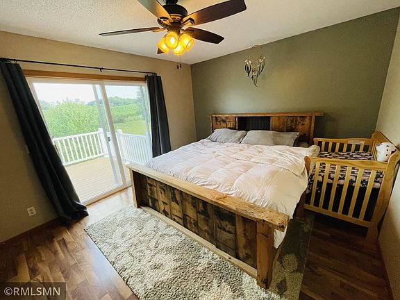 3rd image of 921 Sunrise Ln