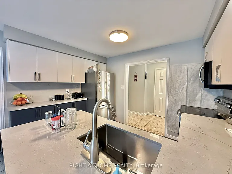 569 Walpole Cres — Photo 10