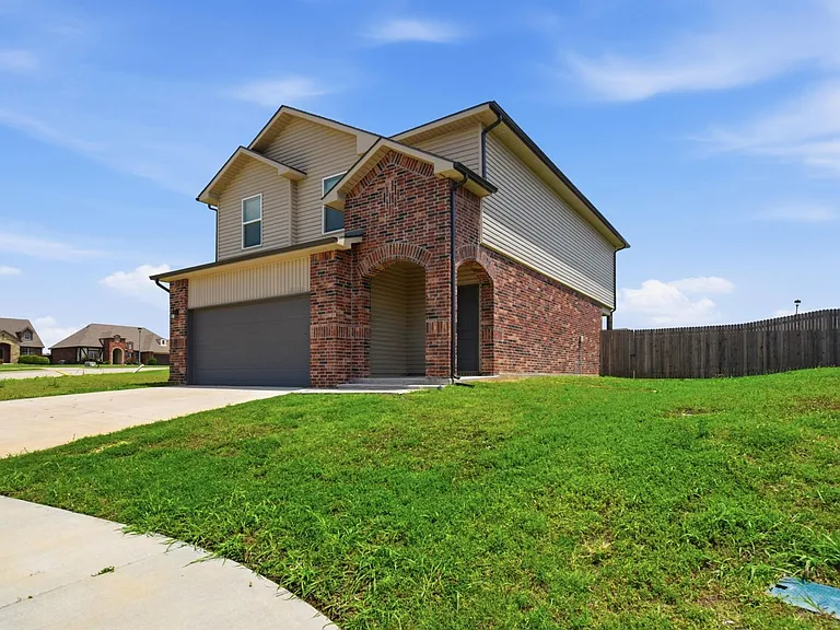 3117 Stonewall Dr — Photo 2