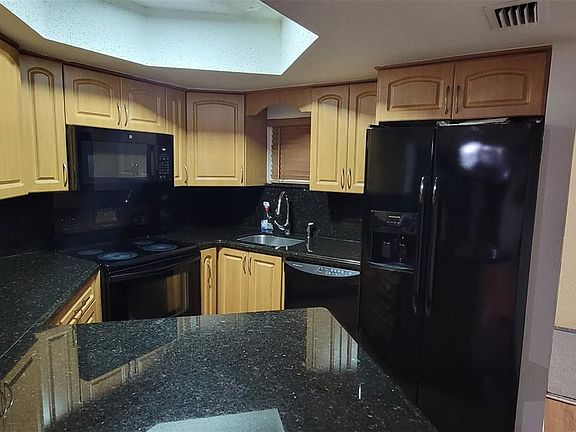 2nd image of 8205 Lake Dr #405