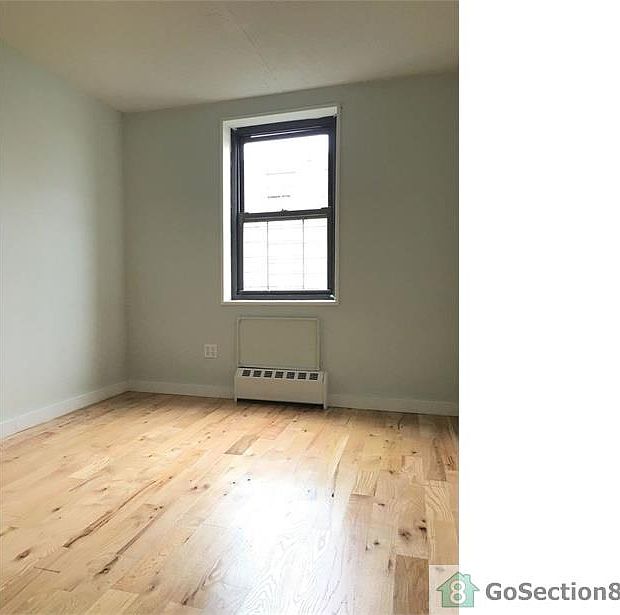 2nd image of 2025 Seward Ave APT 5L