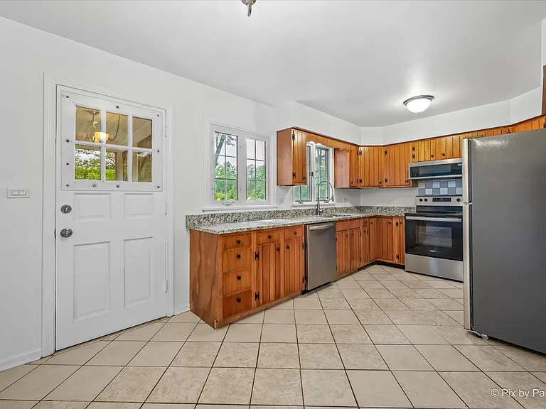 116 S Deerpath Rd — Photo 8