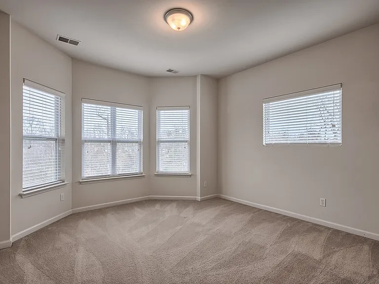 (065) Oakridge Apartments — Photo 8