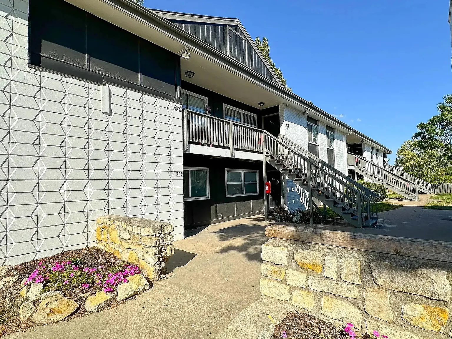 Riverside View — Photo 4