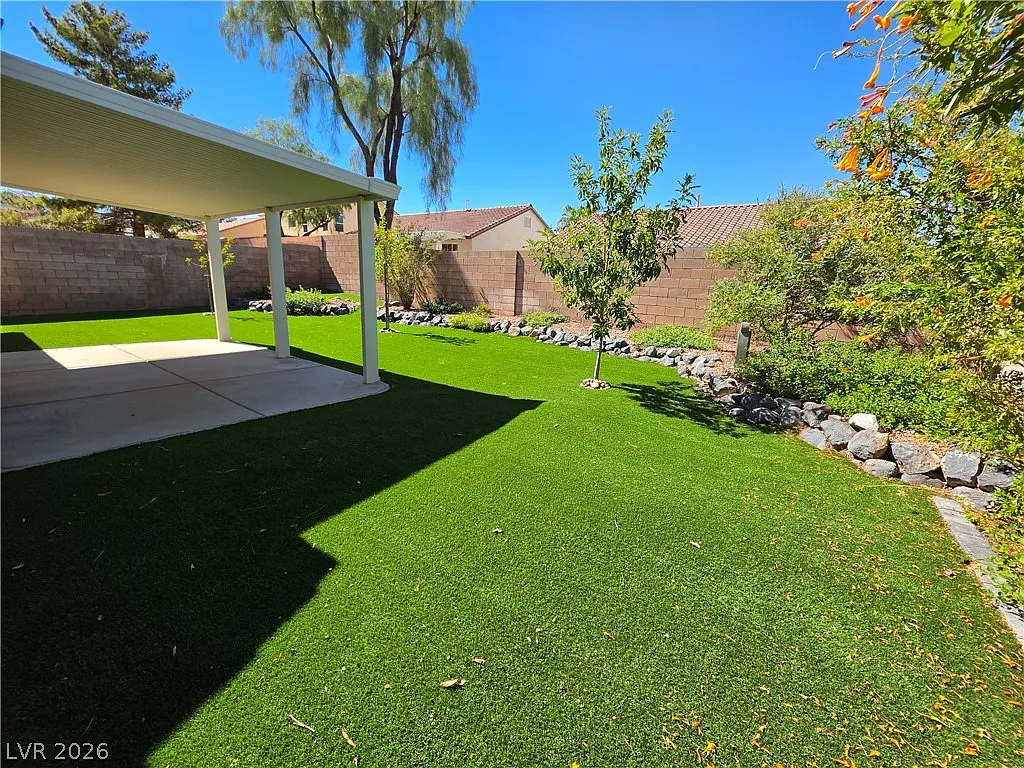 3 bed, 2.0 bath, 1970 sqft, $2,395 — Photo 2