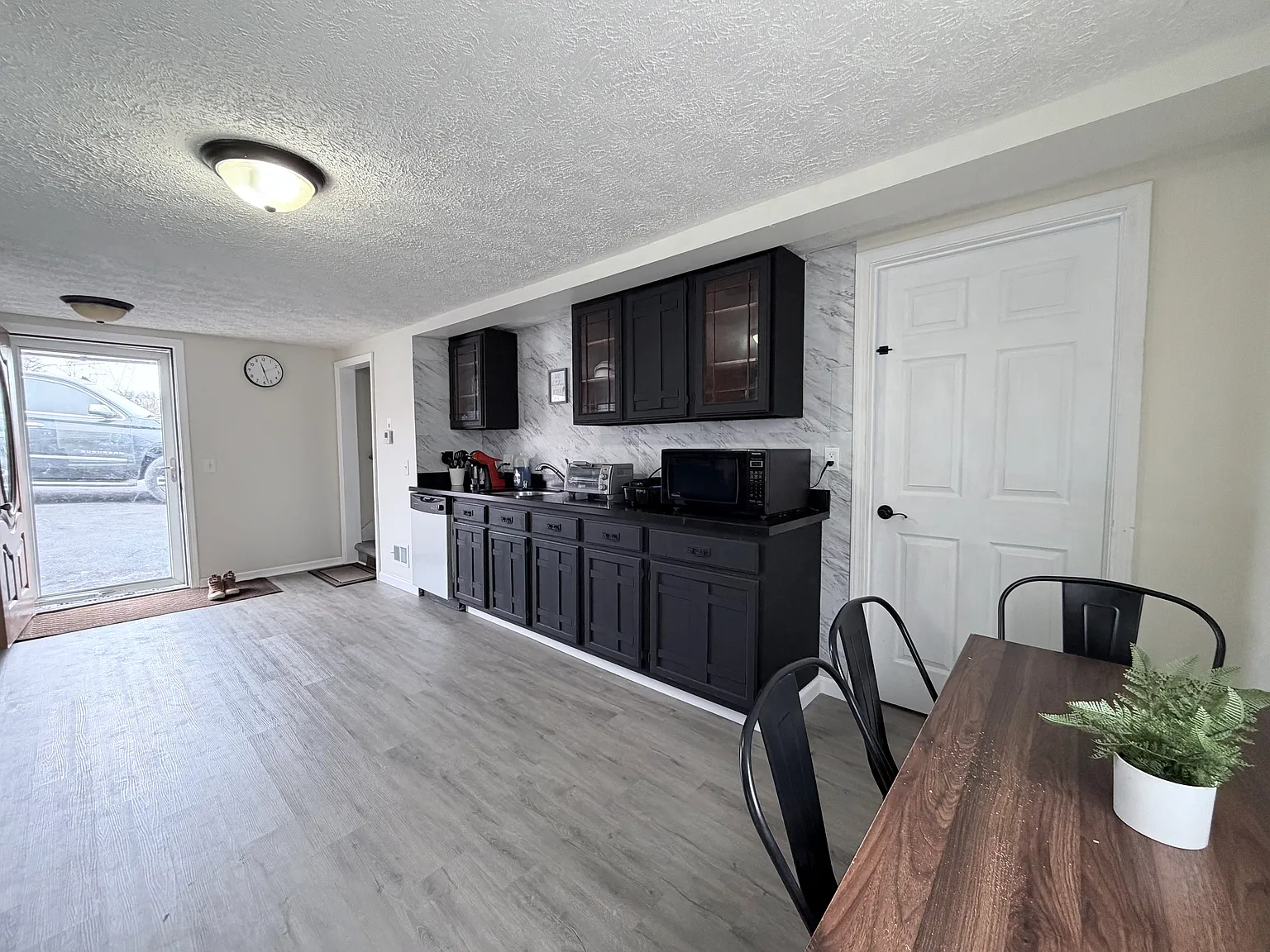 556 Middle Rd — Photo 3