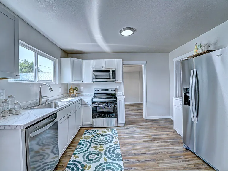 2860 Bunting Ave — Photo 5