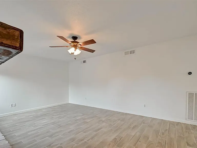 12111 Poulson Dr — Photo 16