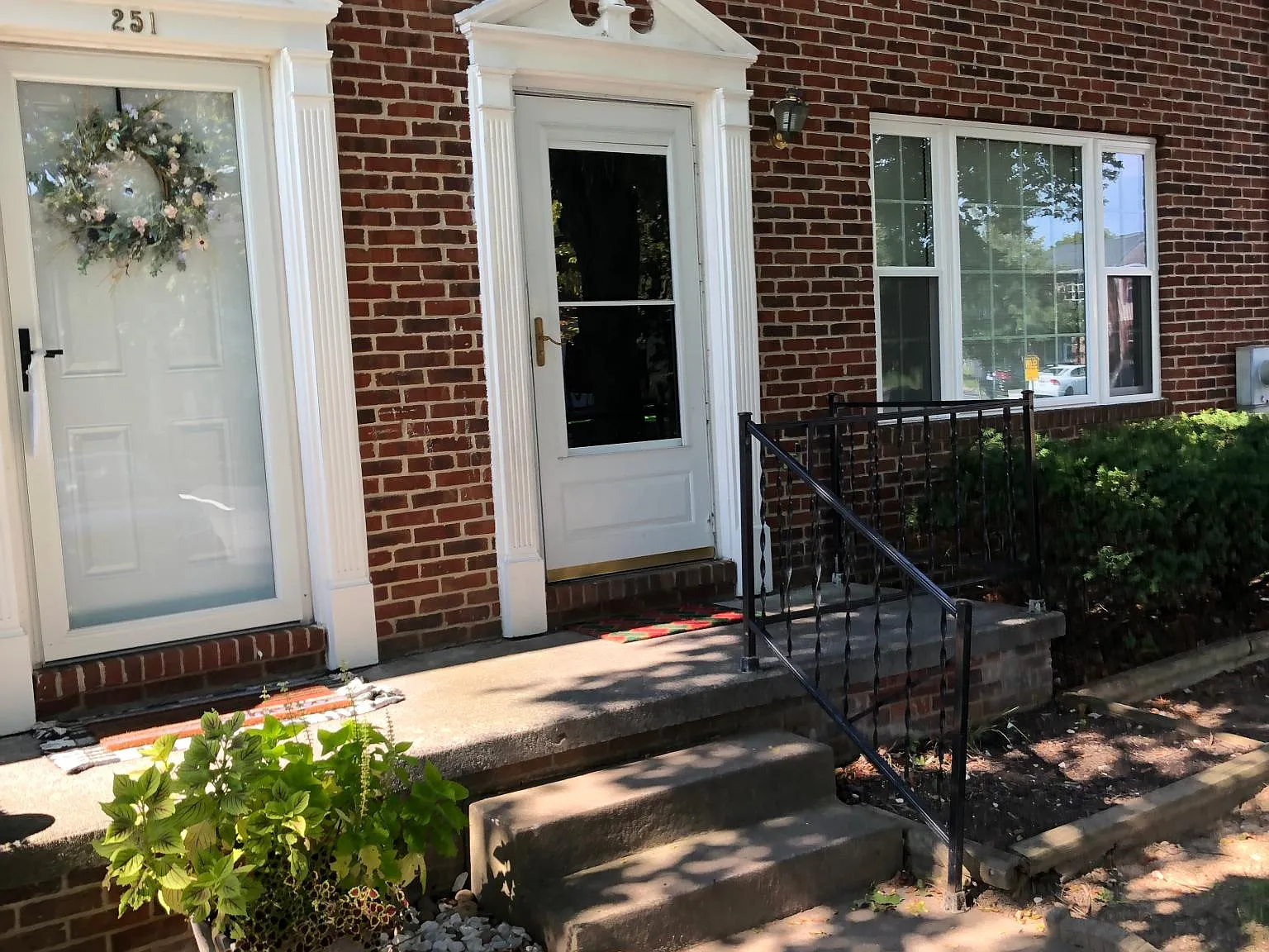 253 Waterford Ln — Photo 2