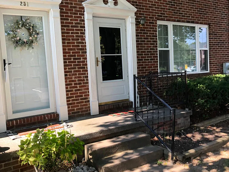 253 Waterford Ln — Photo 2