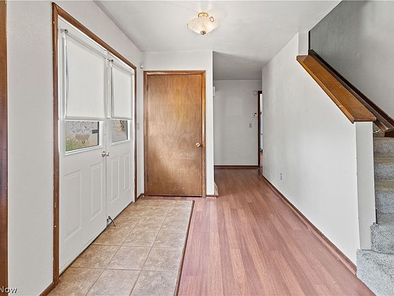 3rd image of 271 Seneca St
