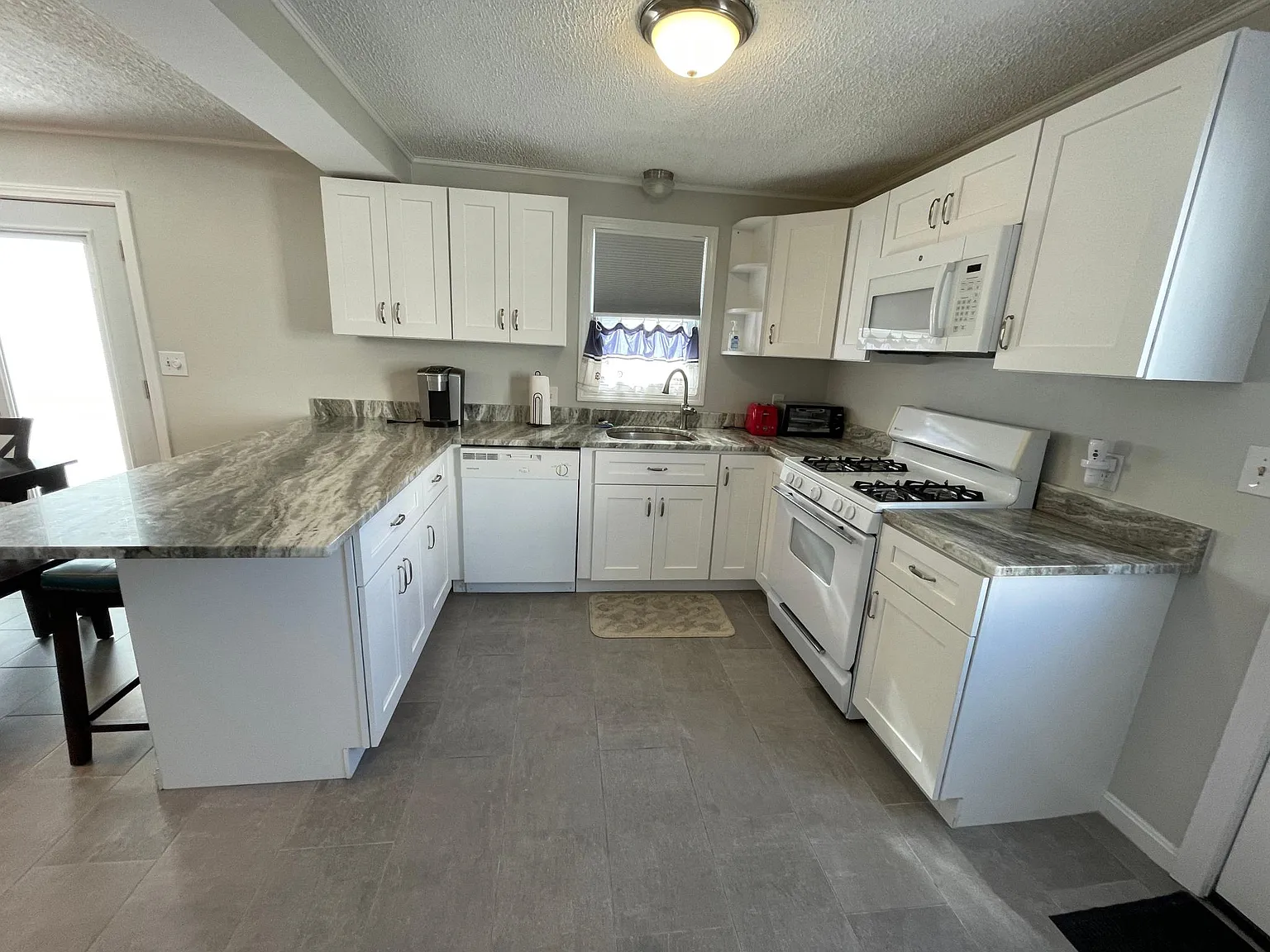 3 bed, 884 sqft, $1,675 — Photo 2